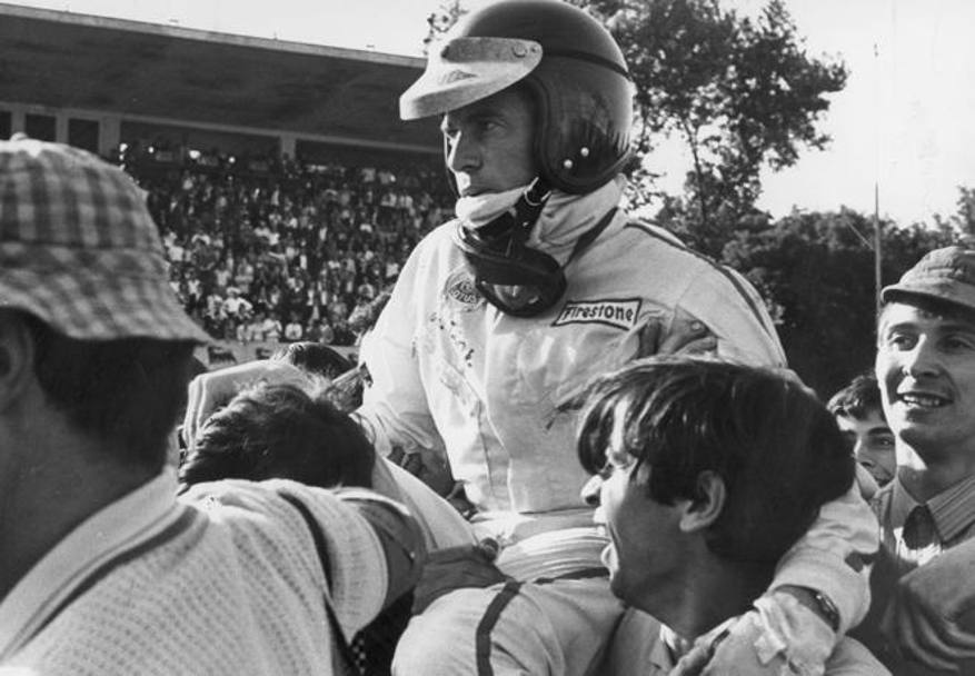 Lo scozzese Jim Clark (1936-1968) ha vinto per due volte il titolo mondiale di Formula Uno. sempre su Lotus. Nel 1968 resta vittima di un incidente mortale  a Hockenheim durante un gp di Formula 2. 